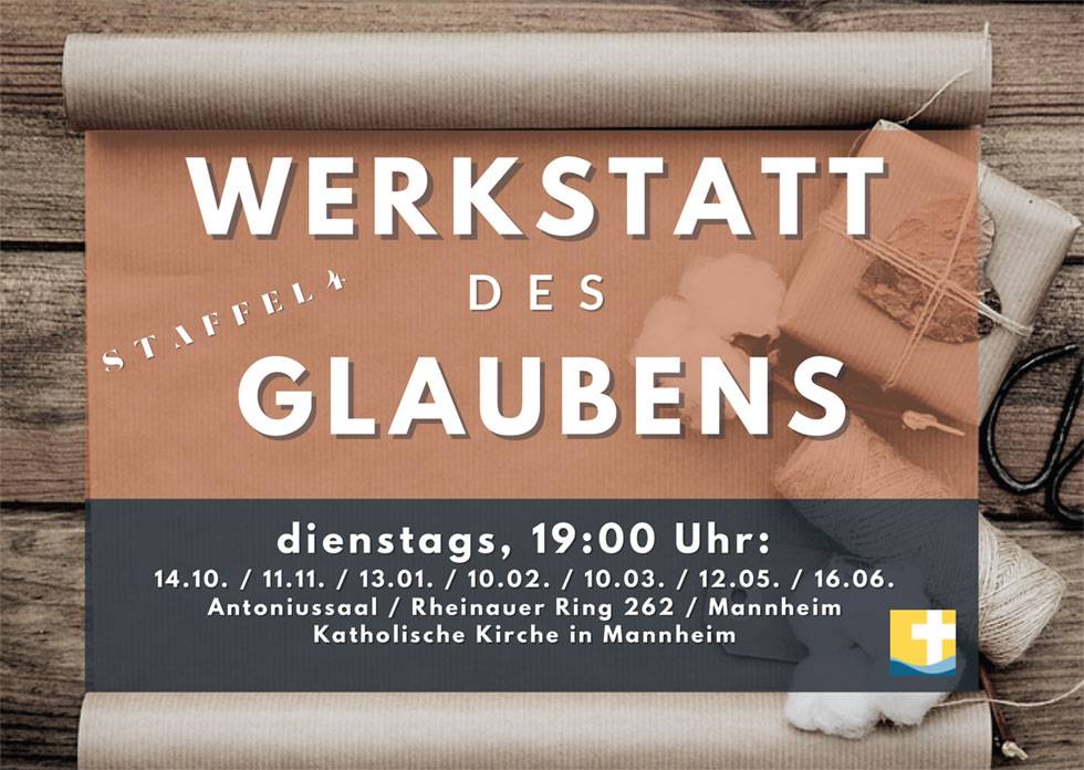 Layout des Flyers Werkstatt des Glaubens, Katholische Kirche Mannheim, die Informationen stehen auf einer konstruierten Schriftrolle. Im Hinter-/Untergrund ist eine Holzoberfläche zu sehen.